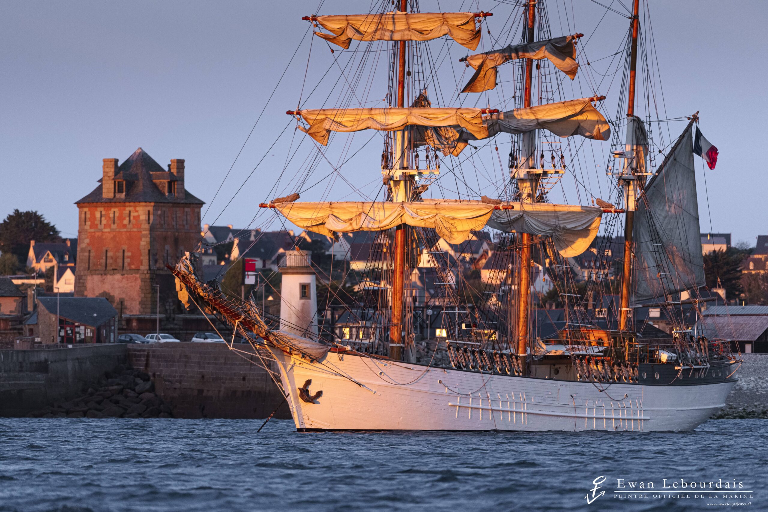 Le Français devant Brest, dans l’objectif du peintre officiel de la marine Ewan Lebourdais, également partenaire de l’association Grand Voilier École. (Ewan Lebourdais, peintre officiel de la Marine.)